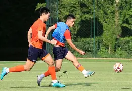 好博体育官网-集结日山东泰山调整名单以备中超，队长鼓劲环节打磨，赛场秩序良好，团队化学反应显著